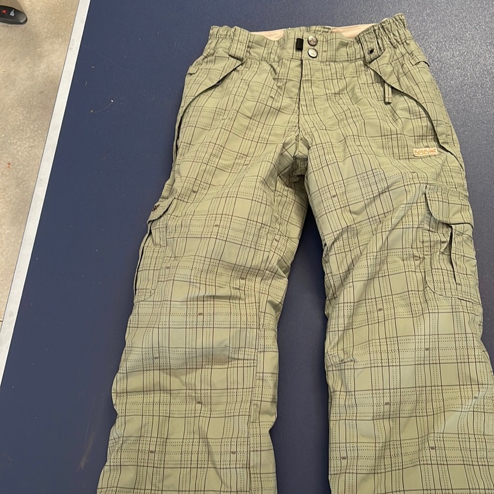 Boys 686 snowboard/ski pants. Worn once. Great condition.